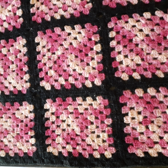 Vintage crochet handmade pink black blanket - Picture 3 of 6